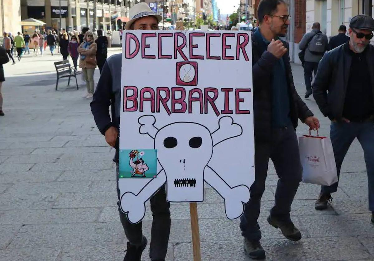 Cartel en contra de la sobreproducción energética durante la manifestación desarrollada en la plaza de Botines el pasado mes de mayo.