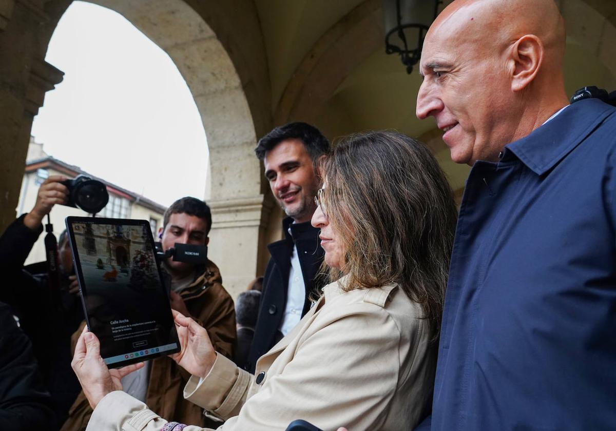 El alcalde de León junto a la responsable de Orange presentando la iniciativa.