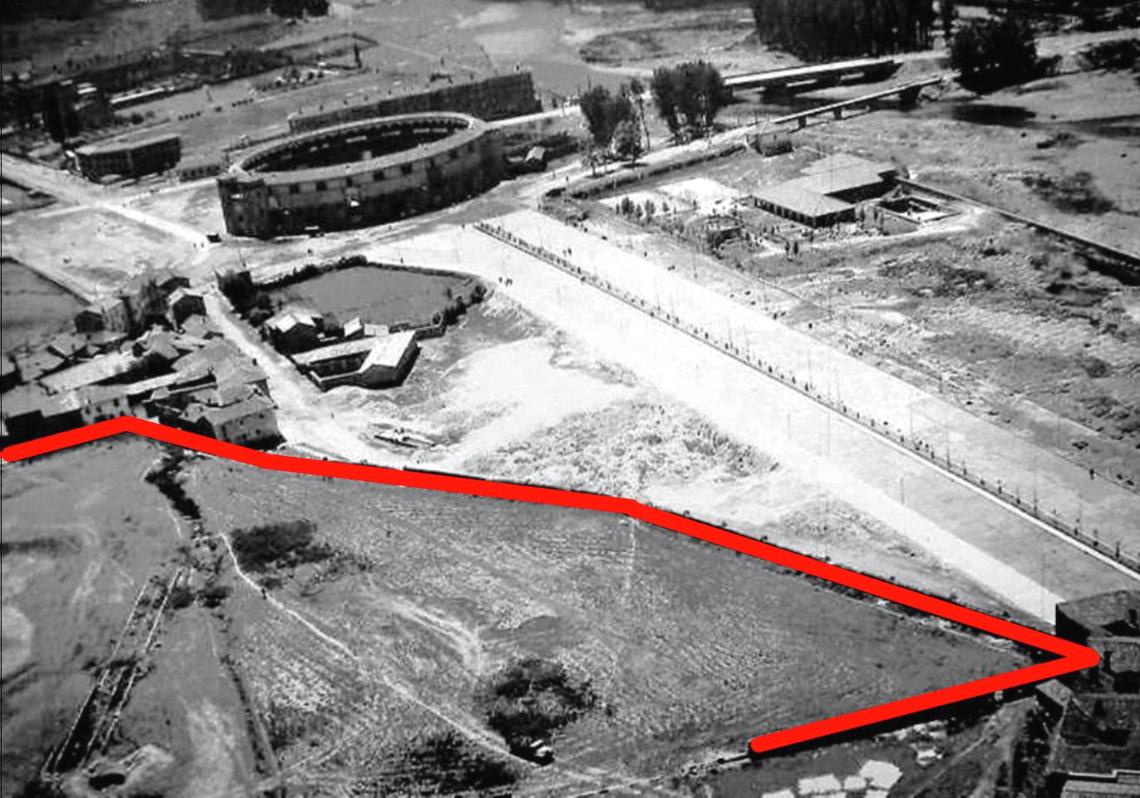 Imagen después - Plaza de Toros y Muralla del Monasterio de San Claudio. (1950)