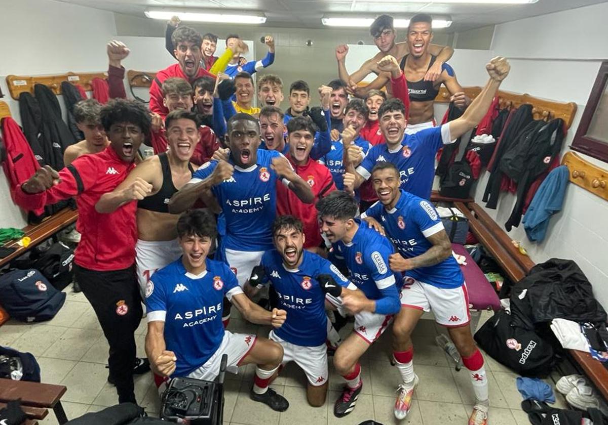 Los jugadores del Júpiter celebran el triunfo ante el Atlético Bembibre de este domingo (0-1).