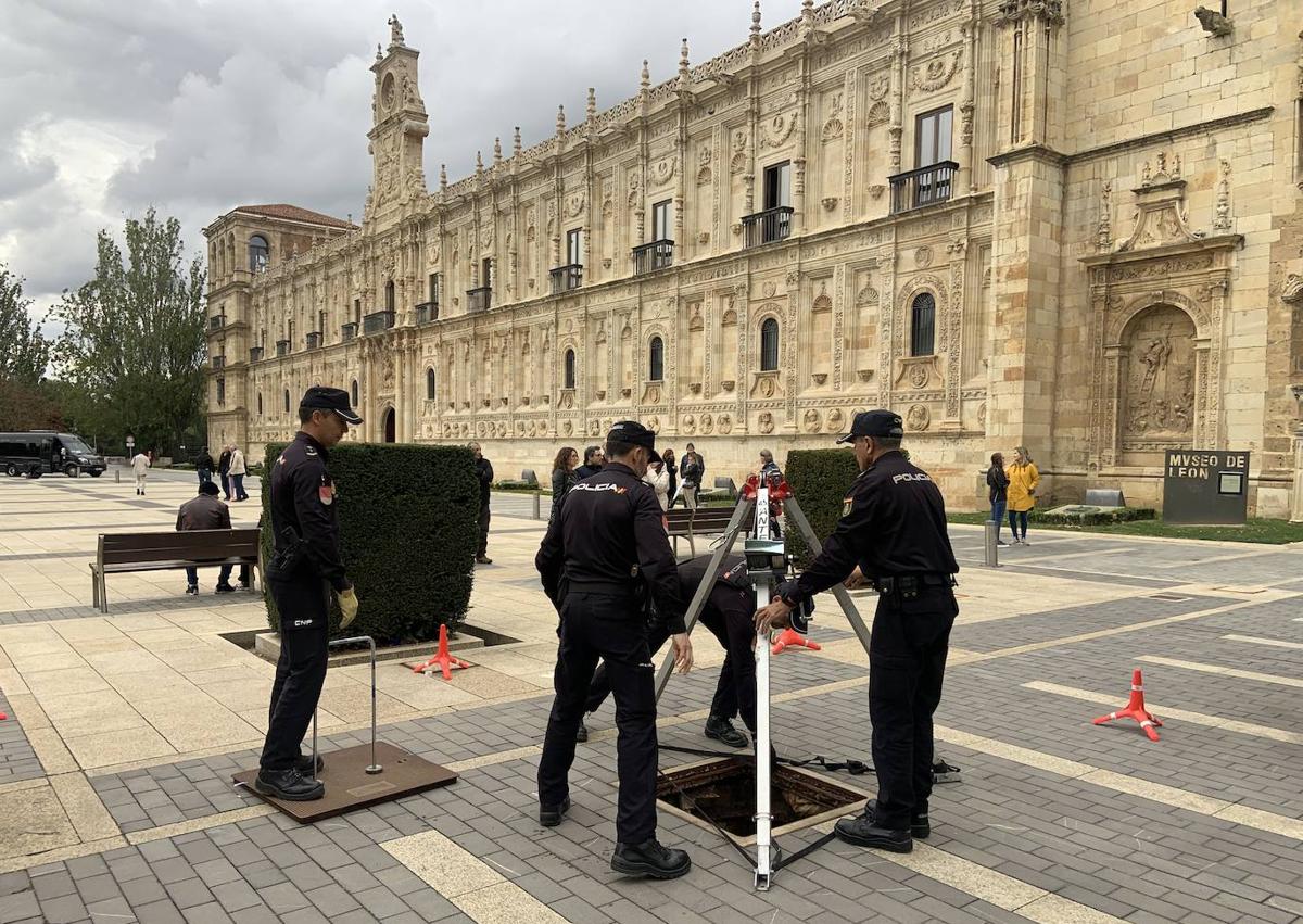 Imagen secundaria 1 - Dispositivo policial en León.