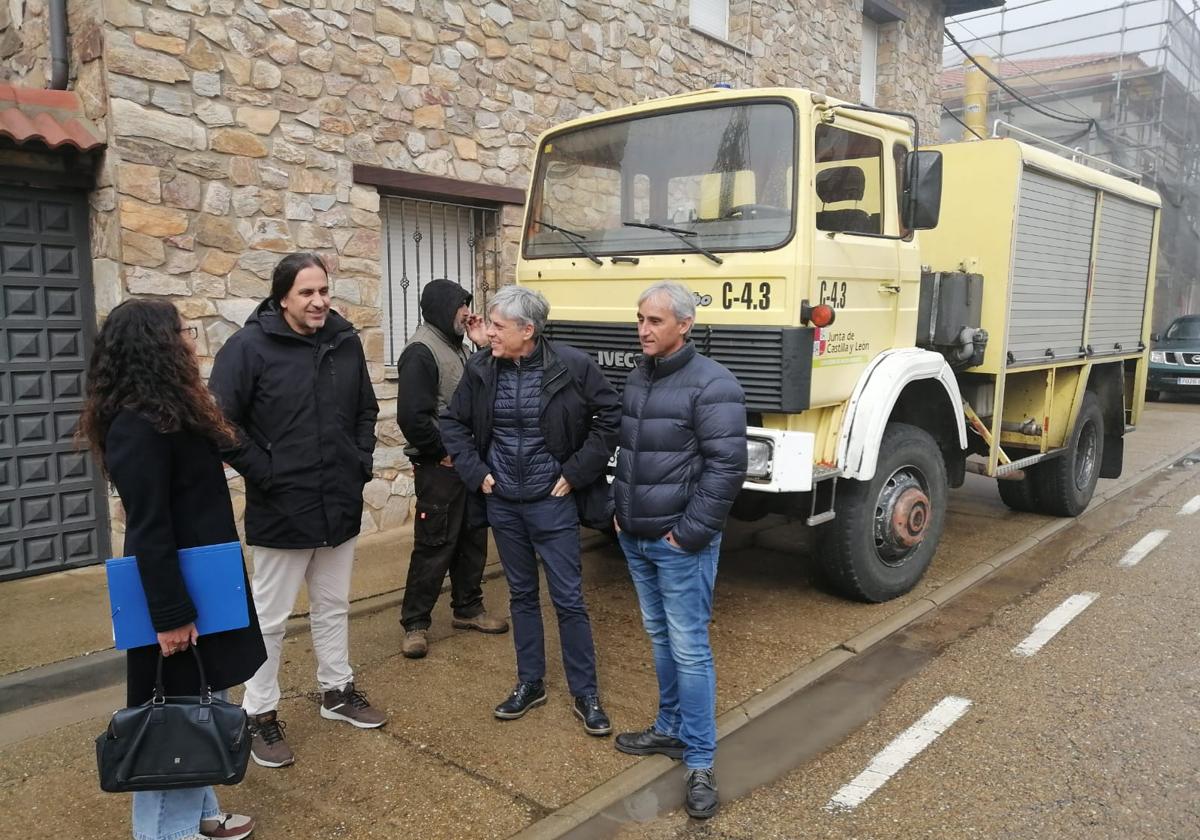 Entrega de un vehículo de autobomba en Castrocontrigo.