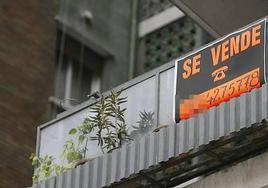 Cartel de 'se vende' en un balcón.