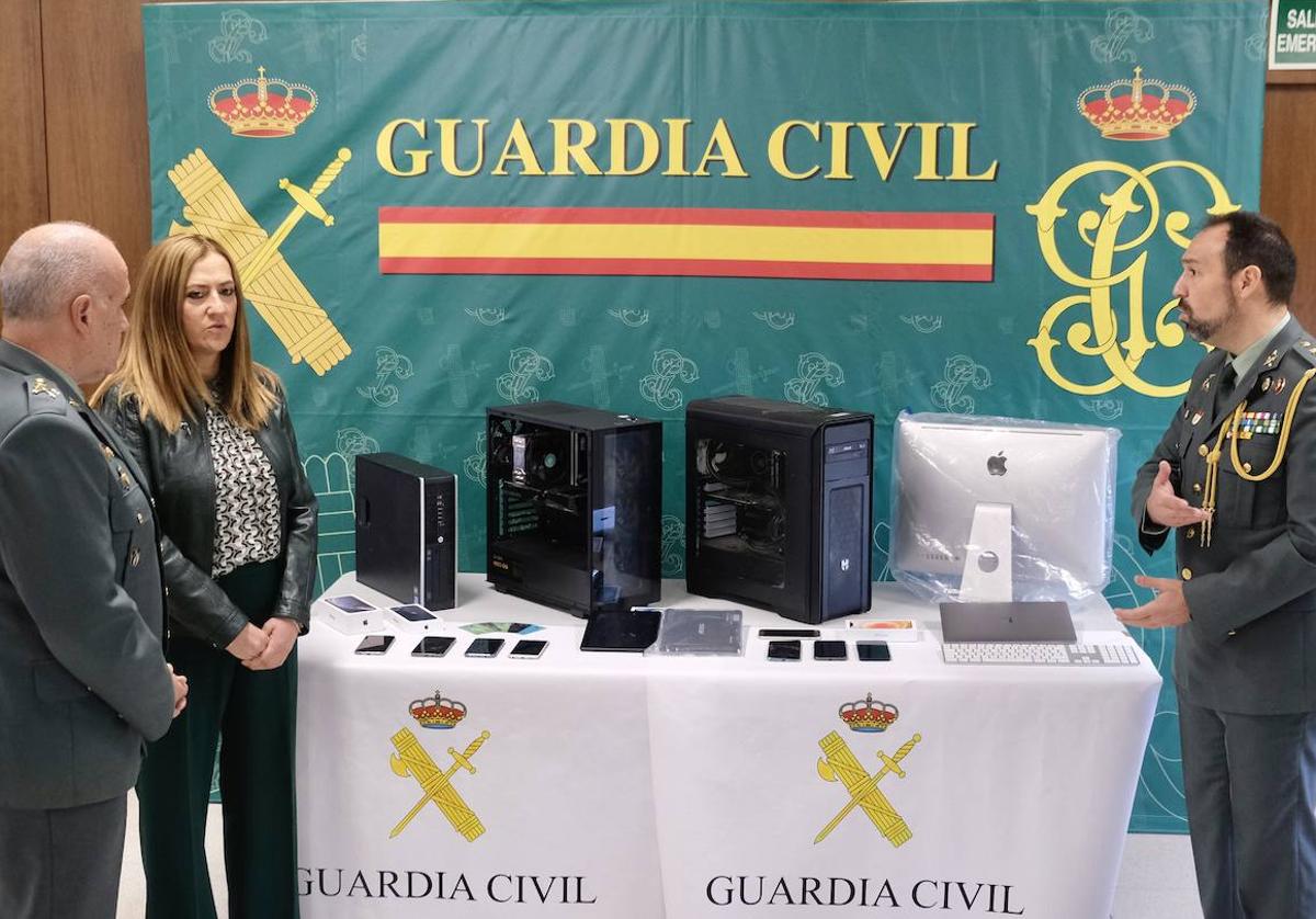 La delegada de gobierno en Castilla y León junto al general de División y el coronel Pedro Merino ofrecen una rueda de prensa para hablar de los detalles de una operación contra la ciber delincuencia.