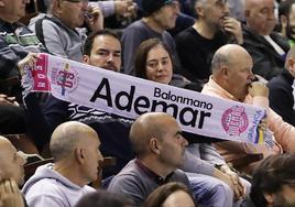 Afición del Ademar en el Palacio de los Deportes de León.