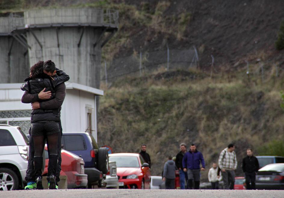 Familiares y amigos de los fallecidos en la entrada del Pozo Emilio del Valle en localidad leonesa de Llombera de Gordón