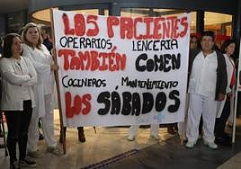 Concentración de trabajadores del Sacyl frente al Hospital de León.