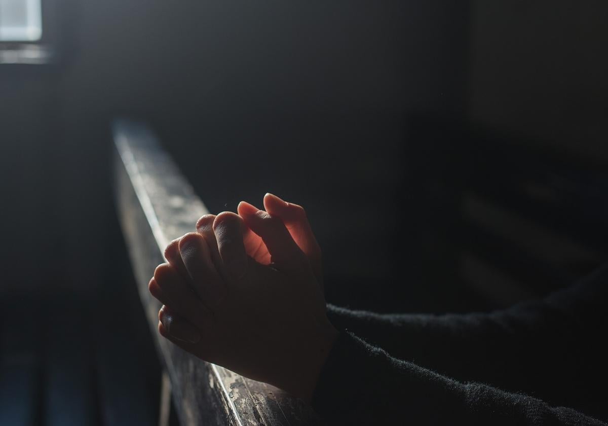 Imagen de un religioso en el interior de una iglesia.