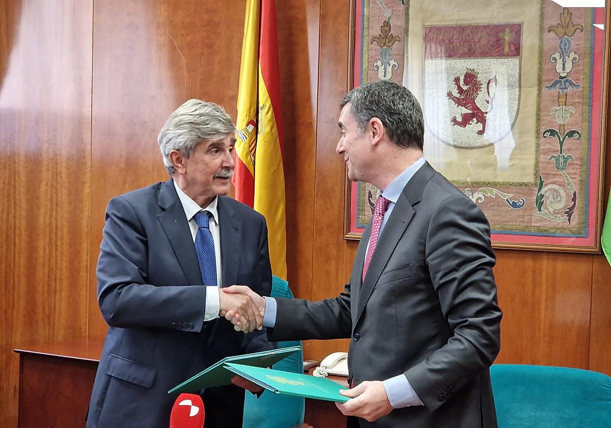 La Sala Martín Sarmiento del Edificio El Albéitar acoge la firma de un convenio marco de colaboración entre la ULE y la empresa Wolters Kluwer Tax and Accounting España.