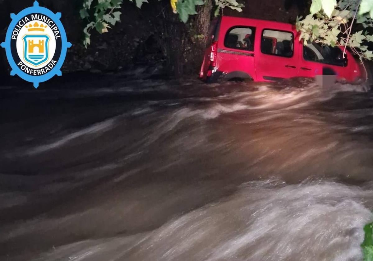 Coche arrastrado por el agua en un arroyo de Toral de Merayo.