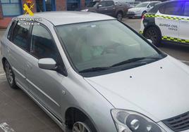 El coche interceptado por la Guardia Civil de Tráfico.