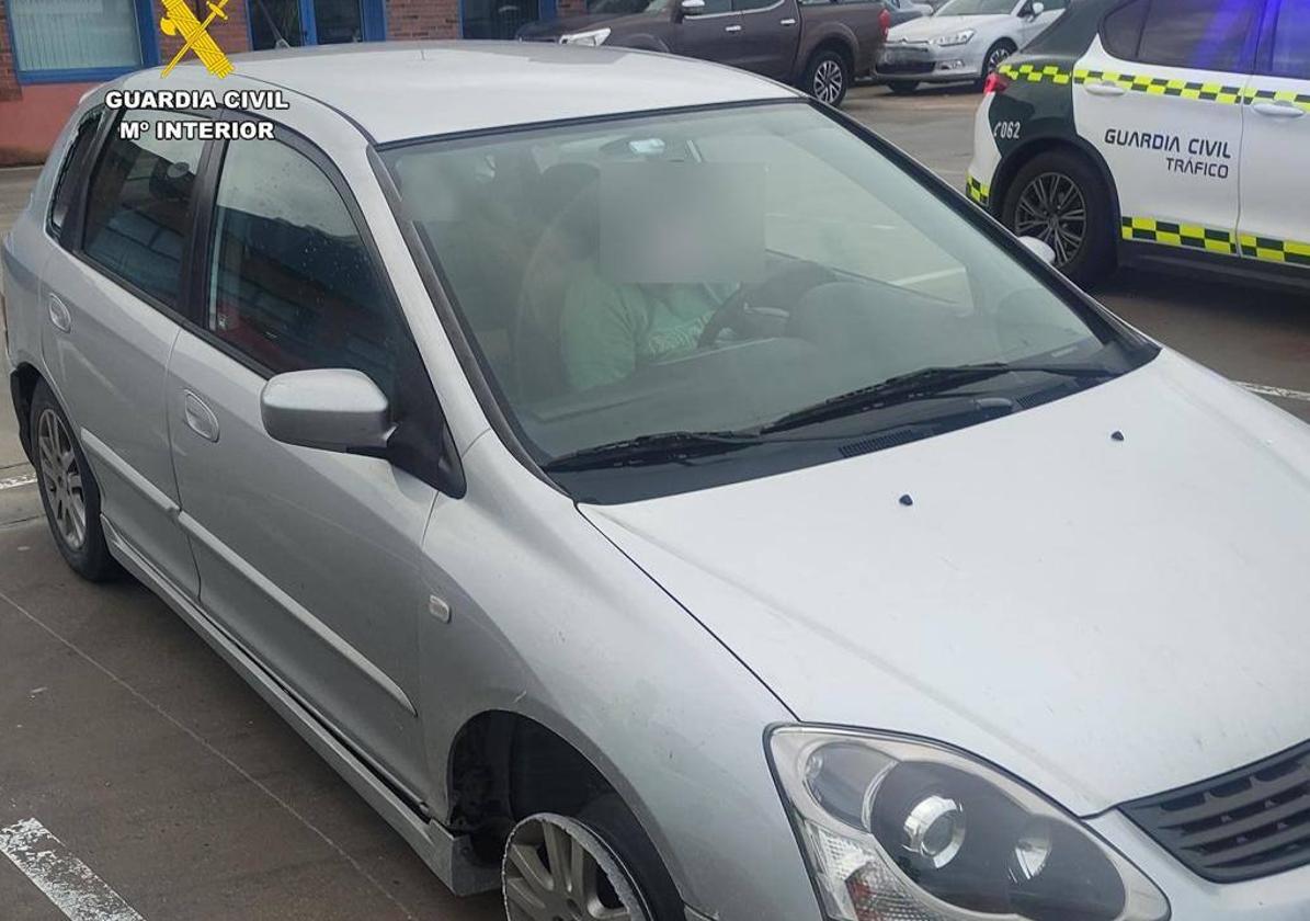 El coche interceptado por la Guardia Civil de Tráfico.