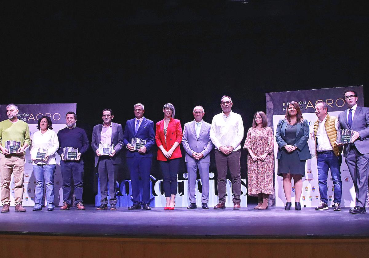 Los premiados y patrocinadores en los II Premios Agro Leonoticias.