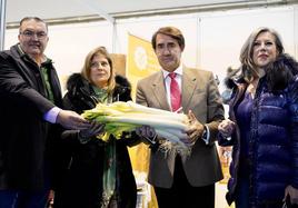 El consejero de Medio Ambiente visita la Feria de Sahagún.