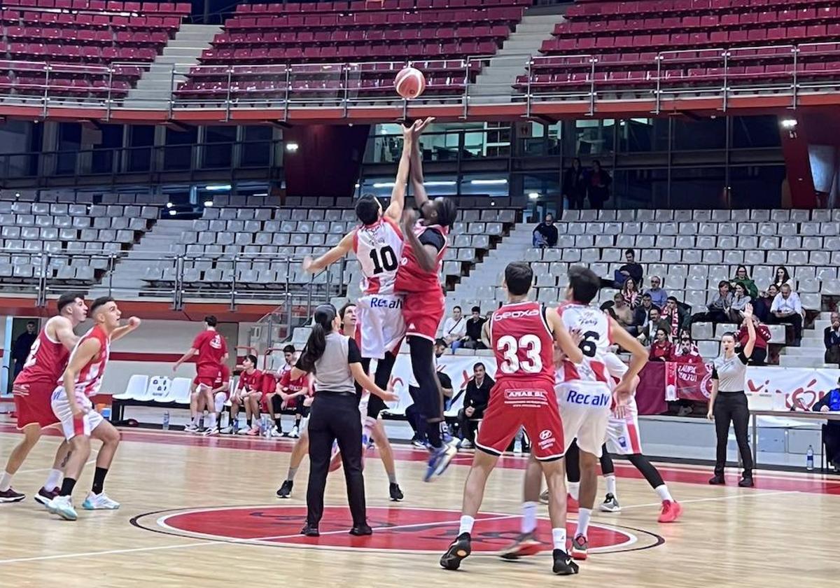 Saque inicial del partido entre el Gijón basket y la Cultural y Deportiva Leonesa.