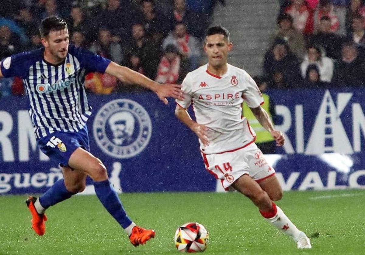 Bicho lcuha por un balón ante un jugador de la Ponferradina.