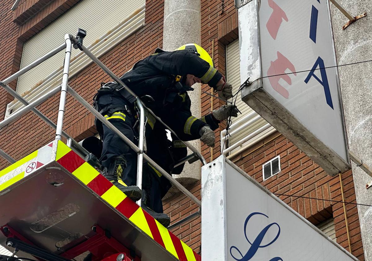 Imagen principal - Actuaciones de los Bomberos de León este sábado.