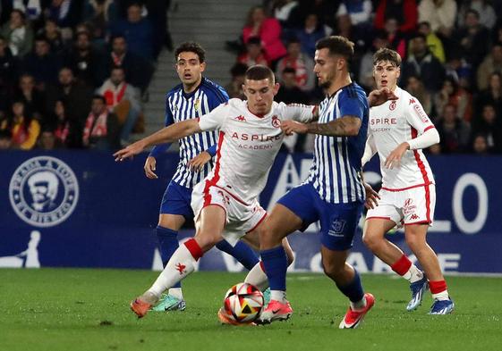 Samanes y Carrique disputan una pelota.
