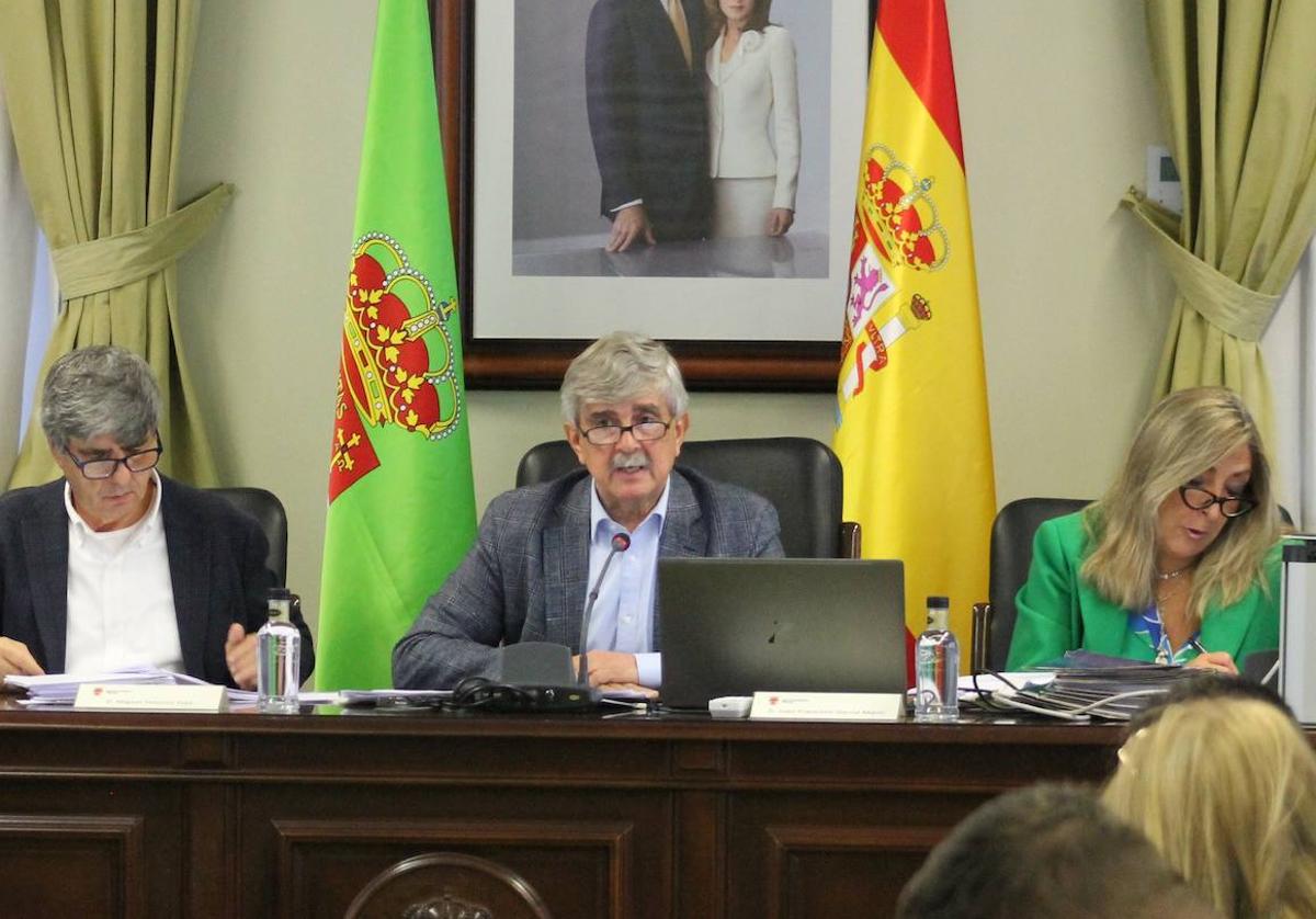 El rector presidió el consejo de gobierno de la Universidad de León.