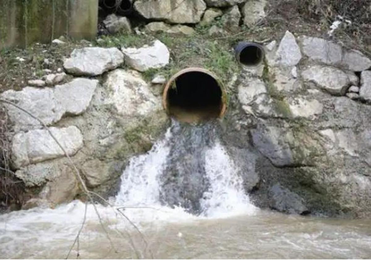 Tubería de la depuradora de Los Pontones que vierte el agua de la Variante.