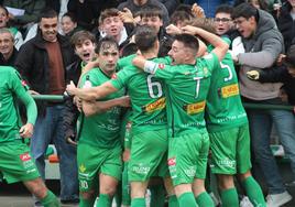 Los jugadores del Atlético Astorga celebran el gol de David.