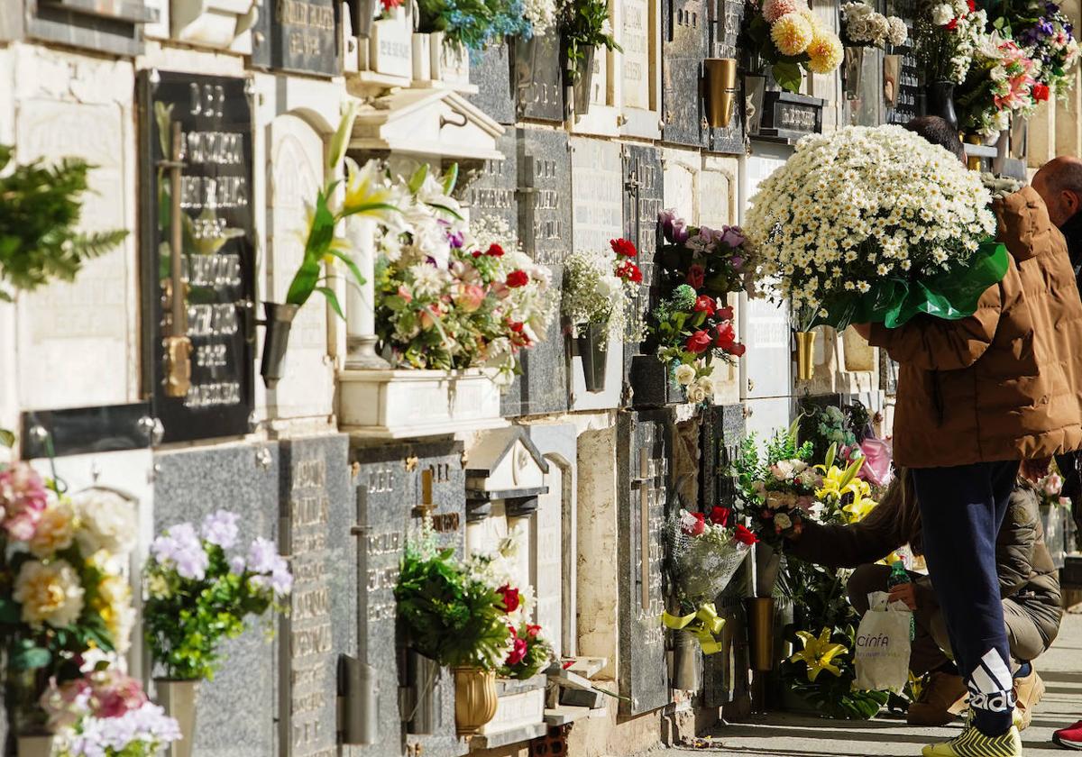 Celebración del Día de Todos los Santos en el Cementerio Municipal de León.