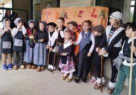 Los alumnos posan con sus madreñas y trajes tradicionales en el Día de la Madreña.