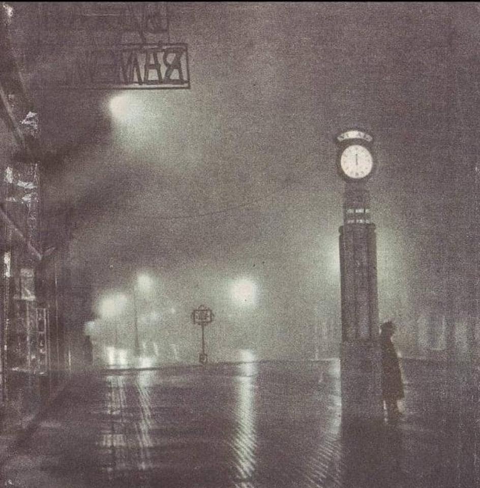 Fotografía del Sereno apoyado en el Reloj de St Domingo (1953)