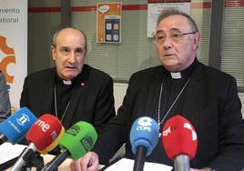 El obispo de Astorga, Jesús Fernández, y el de León, Luis Ángel de las Heras, en una imagen de archivo.