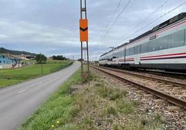 Un tren circula por Monteana esta mañana.