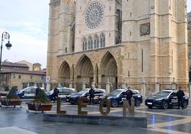 Los nuevos vehículos a los pies de la Catedral de León.