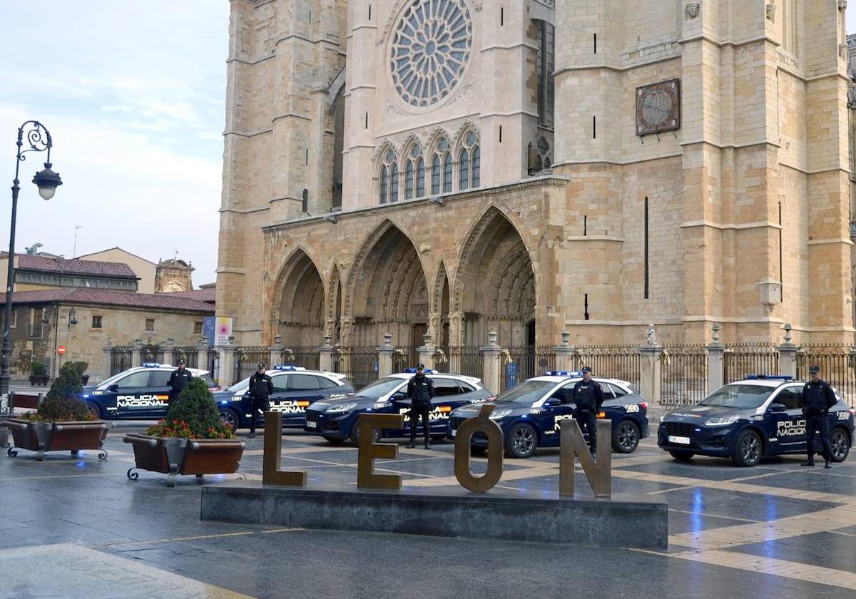 Los nuevos vehículos a los pies de la Catedral de León.