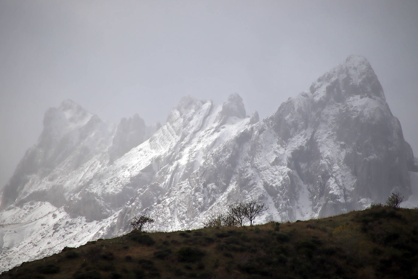 Nieve en las cumbres de la montaña leonesa.