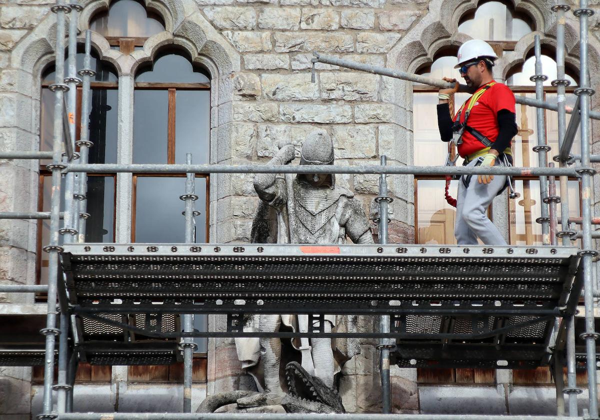 Esta mañana han comenzado a colocar los andamios para el proyecto de restauración.