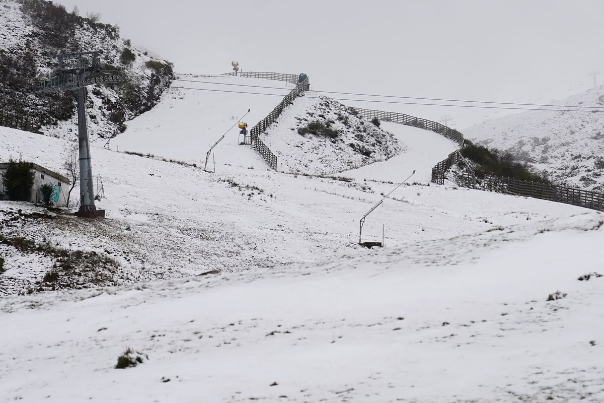 La nieve ya cubre la Estación Invernal Valgrande-Pajares