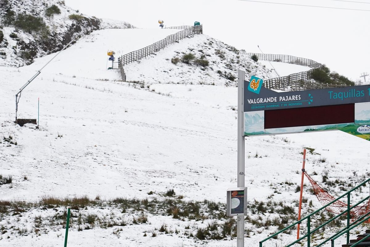 Entrada de la Estación Invernal y de Montaña Valgrande-Pajares cubierta ya de nieve