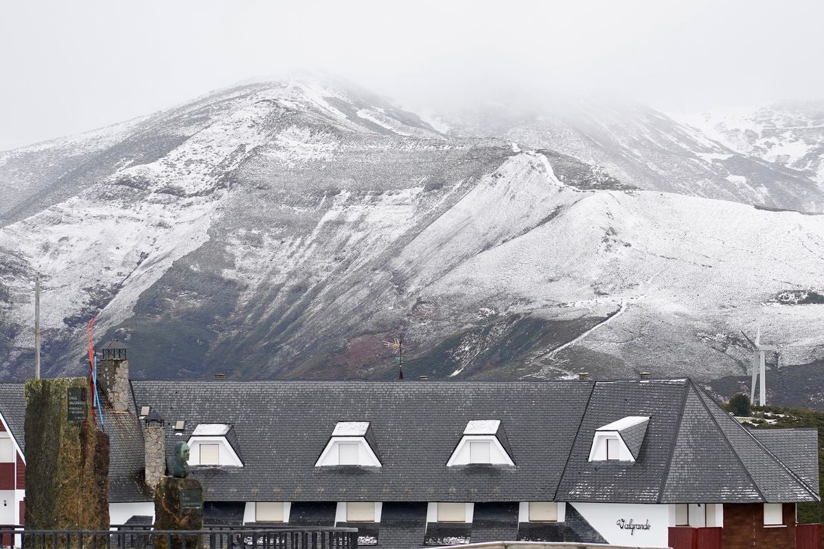 Una fina capa de nieve ya cubre las montañas de la Estación Invernal