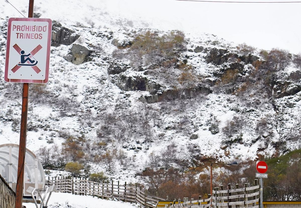 Acceso a la Estación Valgrande-Pajares cubierta de una fina capa de nieve