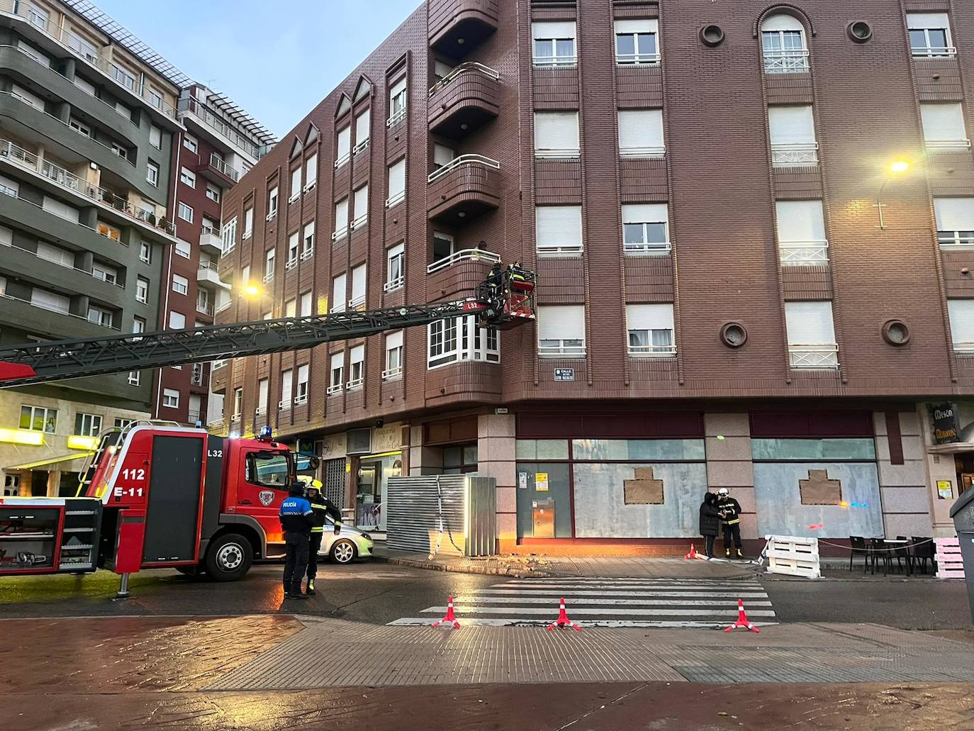 Los Bomberos de León revisan una fachada en la calle Máximo Cayon Waldaliso de León