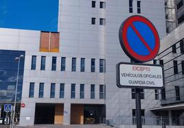 El viento derriba parte de la fachada del Hospital de León.