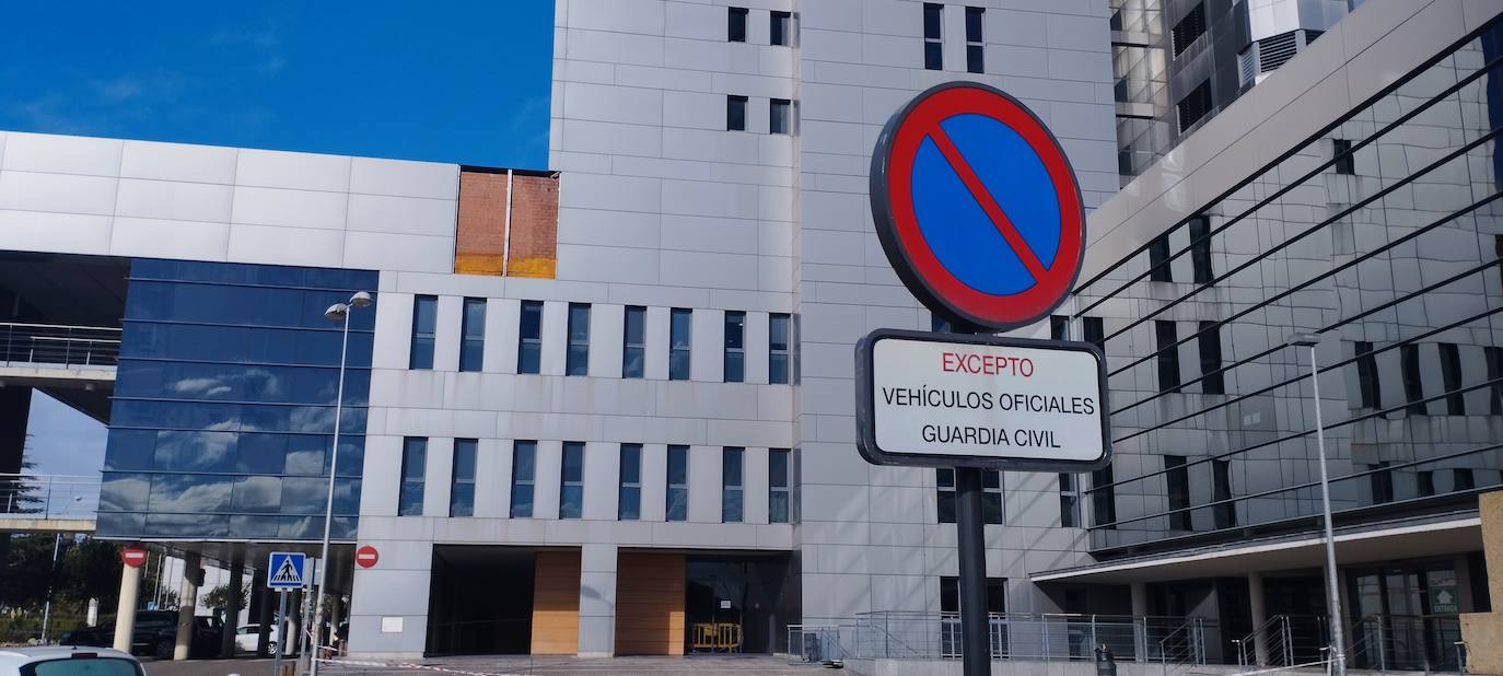 El viento derriba parte de la fachada del Hospital de León.