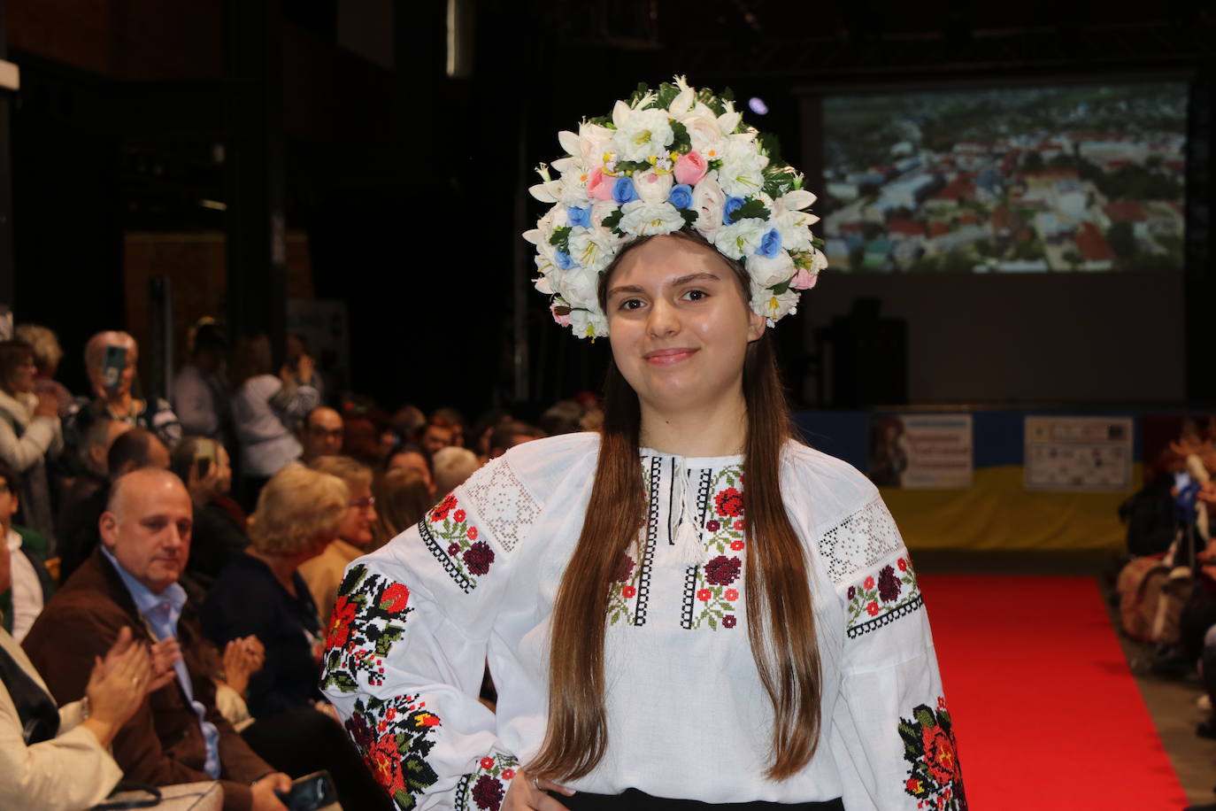 Una de las participantes en el desfile de moda ucraniana en la ciudad de León