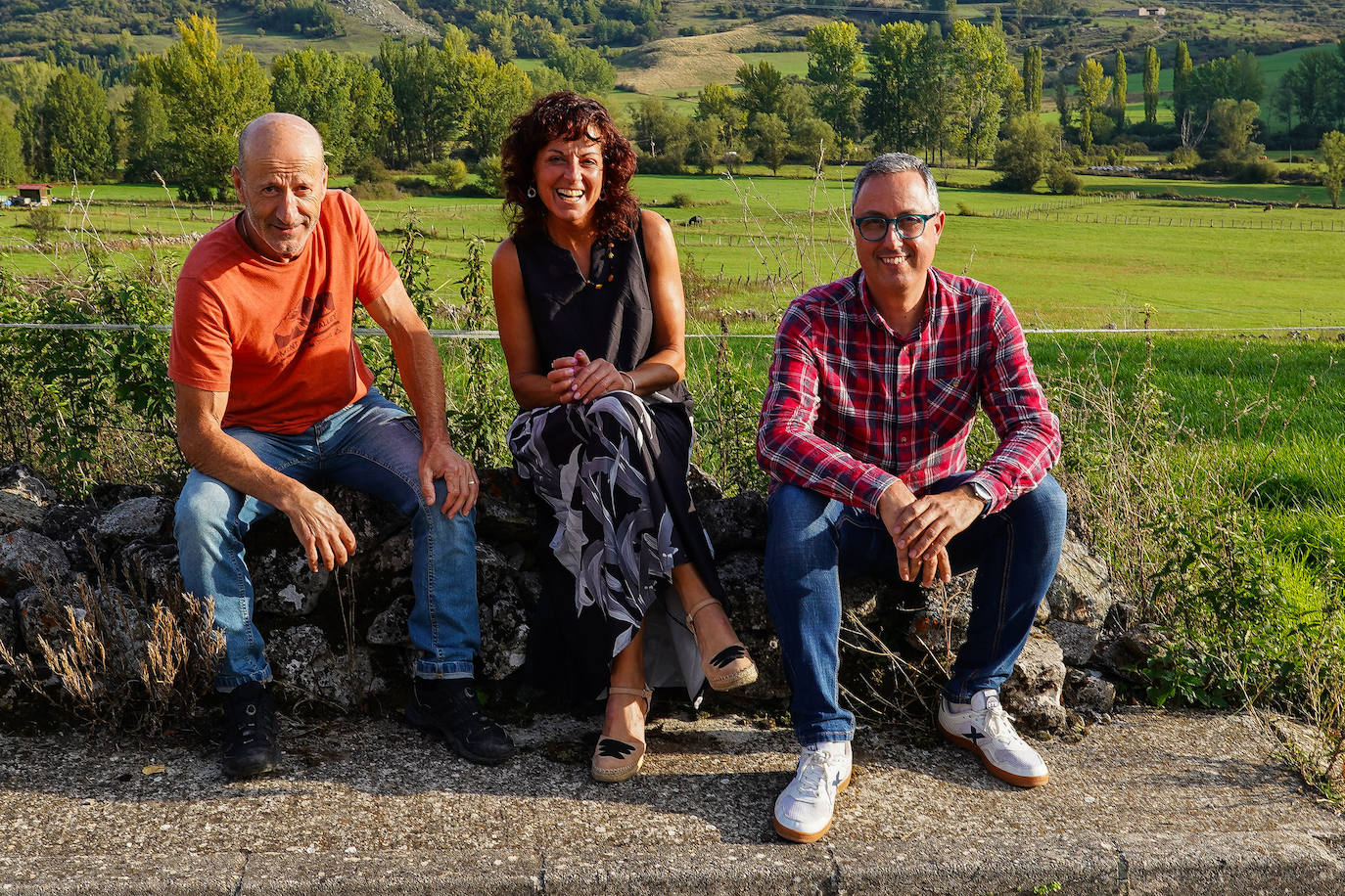 El alcalde del municipio leonés de Reyero, Gregorio Alonso (I); la gestora del albergue de Pallide, Begoña González, y el técnico de gestión del proyecto Bioreyero, Álvaro de la Puente (D).