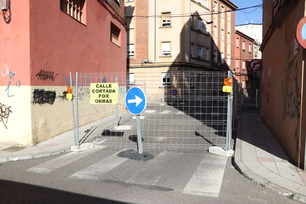 Calle Espejo en León cortada durante las obras