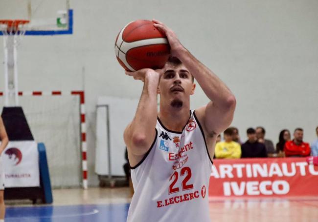 Óscar González, en un lance del partido.