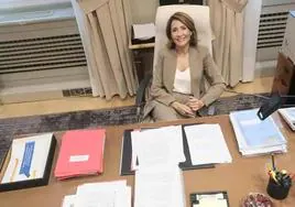 La ministra de Transportes, Raquel Sánchez, en su despacho.
