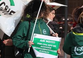 Concentración de agentes medioambientales frente a la sede de la Junta.