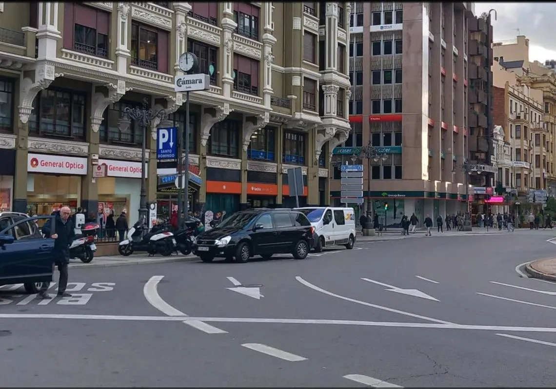 Imagen después - Plaza de la Libertad (1925) Santos Florez . Al fondo, las casa gemelas de Fernández Peña