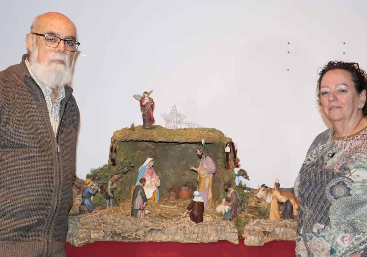 Fernando y Nieves, de la Asociación Belenista Leonesa, posan junto a una escena de la Natividad.