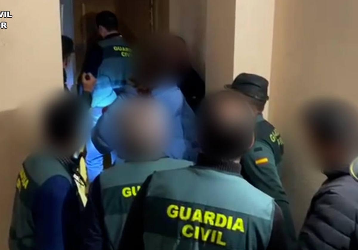 Momento de la detención de los tres presuntos delincuentes.